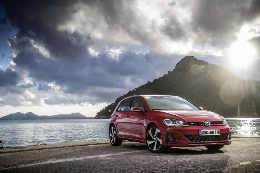  Volkswagen Golf GTI 5-Door 2017 года  (WW) (фото 14 из 19)